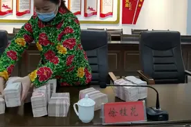 草帽姐捐款270万太霸气！几十摞现金堆满一桌，钱多到双手抱不住图片