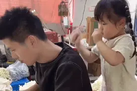 全网最小打工妹：3岁小妮跟爸爸进厂打工，让百万网友稀罕又心疼图片