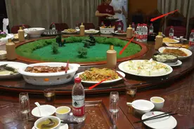 喝白酒时，为何行家身边要配一瓶矿泉水？图片