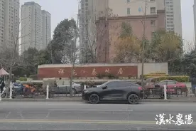 【帮女郎在行动】玻璃爆裂 责任谁担？图片
