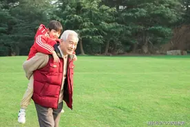 老龄化社会，我国百分之94的老人在带孙，“隔代育儿”是把双刃剑图片