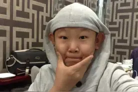 他9岁停止发育，36岁身高不足1米6，和妻子同框却像是母子图片