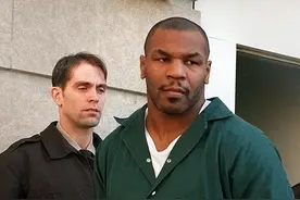 1992年拳王泰森入狱：勾上女狱警，趁天黑约会，3年后出狱一脚蹬图片