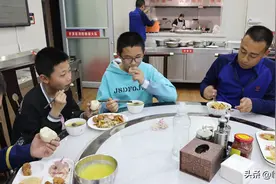 少年骑行外出迷路，幸好与消防“巧遇”图片