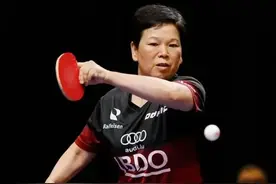 输不起？乒乓世界冠军1场球2次摔拍，球迷：59岁了，脾气还真大图片