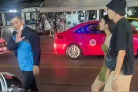 猥琐男当众浇啤酒羞辱美女，不料对方是泰拳冠军，这顿揍太解气图片