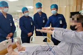 注意！夏季甲亢易发作，30岁小伙睡觉掉下床竟然“瘫”了图片