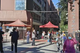 2023暑假来临，多地公布中小学放假时间，但家长却呼吁缩短假期图片