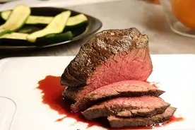 为什么牛肉可以吃一分熟，甚至直接“生吃”，猪肉却没人敢这样？图片