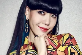 “亚洲最丑女星”吴莫愁：时代抛弃你的时候，连声招呼都不会打图片