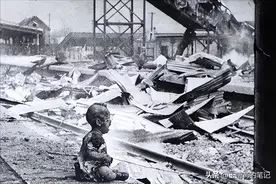 一张中国婴儿坐地哭泣照被公开，引起世界众怒，摄影师遭日本通缉图片