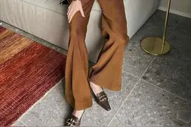 2022年夏天最流行的“鞋子”，就买这3双!舒适百搭，明星早穿上了图片