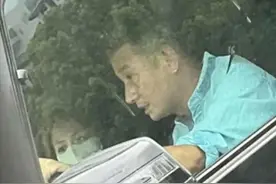 演员文章开奔驰大G现身街头，副驾坐的疑似姚笛，二人被曝复合，此前因婚外情全网议论图片