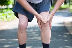 走路时，膝盖突然“软”一下，是什么原因？平时要留心图片