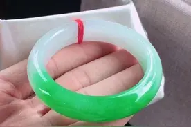 ​为什么都说半山半水翡翠的性价比高？看完你就明白了图片