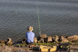 钓鱼：值不值得配置一台探鱼器图片