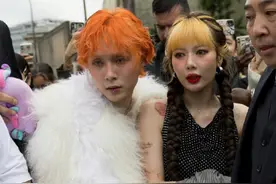 泫雅又出迷惑造型，穿破洞黑丝抢镜，男友一身毛貂，生图一言难尽图片