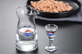 茅台酒赠送的两个小酒杯是用来干嘛的？听了行家的讲解，十分受益图片