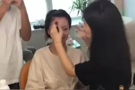 颜值太高！18岁儿子陪40岁妈妈拍婚纱照，被误认为是“情侣”图片