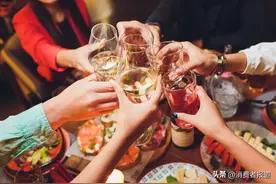 南北过年喝酒差异大，广东氛围不及山东、安徽？近6成受访者预测2023家庭酒水消费下降图片