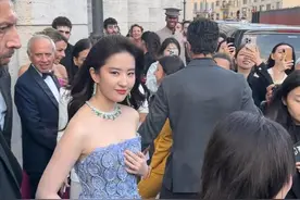 人气高！刘亦菲国外活动排面大，穿礼服珠圆玉润，换私服又甜又辣图片