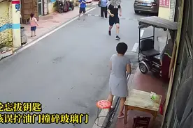 安徽宿州：太惊险！男孩误拧电三轮油门撞碎玻璃门图片