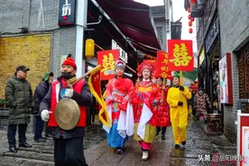 岳阳一大学生“闪婚”！汴河街“迎亲”好热闹图片