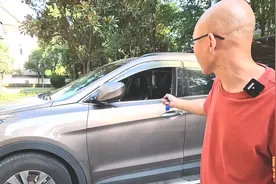 车窗玻璃突然升不上来了，教你一个应急办法，关键时候太管用了图片