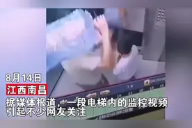 “我可不惯你”男子扛40斤水出电梯，竟被熊孩子绊一脚，转身回击图片