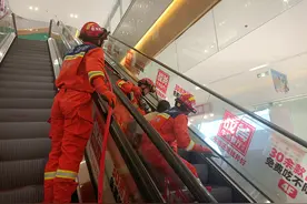 电梯吞鞋？！宜春一女孩为“救”拖鞋，反被电梯“咬”住手！图片