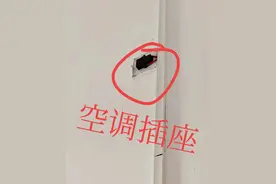 空调一插上，家里电闸马上就跳，原来是插座里面电死了它图片