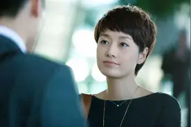 46岁马伊琍新恋情曝光，和男友遛狗买花，相处似老夫老妻图片