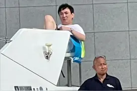 王思聪日本租游艇出海，跷二郎腿表情傲娇！女伴已换成了外国美女图片