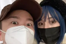 张大大与杨幂出游，大幂幂挽着对方亲密无间，比耶卖萌蓝发抢镜图片