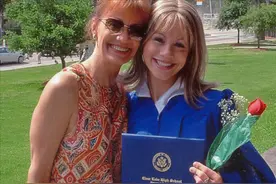 外国高中生因“长得丑”被霸凌，靠闺蜜帮助变校花，她却将其残杀图片