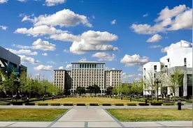 女生宿舍偷偷养猫，结果橘猫胖到藏不住，被举报后宿管阿姨都笑了图片