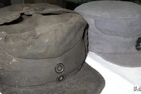 八路军帽子上的“两粒扣”，有什么作用？除了美观外方便固定帽围图片