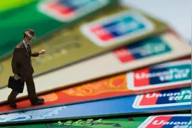 一个人名下最多可以办几张银行卡图片