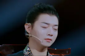 从火风的儿子到霍尊，他努力了十年，却因一个女人跌落谷底图片