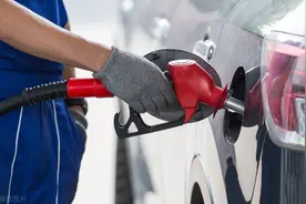 油价调整最新消息：今日11月25日，92、95号汽油预计下调380元/吨图片