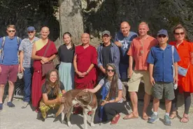 李连杰携家人欧洲静修！身形消瘦状态回春，小女儿身材火辣颜值高图片