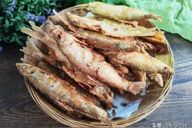 小鱼怎样炸好吃？教你小技巧，炸得金黄香酥入味又不腥，吃着真香图片