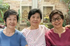 闺蜜结伴去旅游，仅1天就散伙，54岁阿姨哭诉：她浑身都是秘密图片