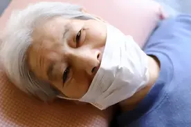 搭伙两天闹掰，大妈：家有四间房，非得跟我睡一屋，大爷：真够装图片