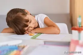 你可能听说过，父母逼孩子下跪的，但你听说过老子给儿子下跪吗？图片