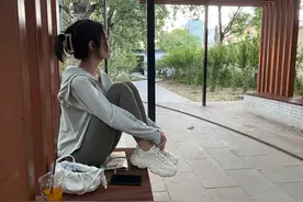 取快递被造谣女子两年后再发声：曾因网暴找不到工作，常被陌生人偷拍，患上抑郁症，现在网暴维权仍然很难图片