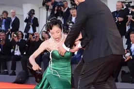 女明星抢镜有多拼？脱衣服、掀裙子、摔出吸奶器…一个比一个尴尬图片