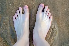 体内有病，“脚”先知？医生：若出现6种异样，或许是大病预警图片