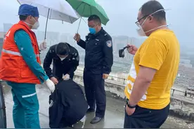 大雨中轻生女27楼抱住女警哭诉图片