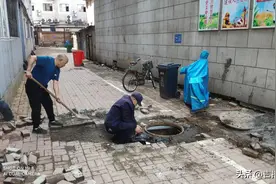点赞！敦化市工农社区老党员义务维修下水井，解决出行难题图片